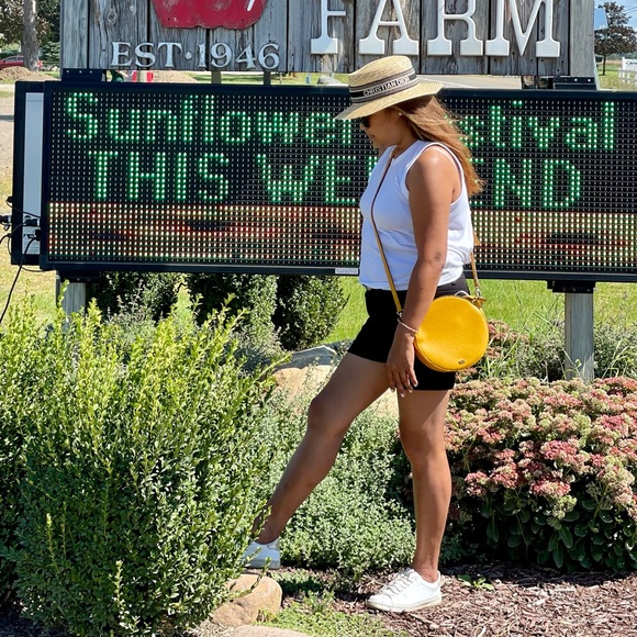 Meet your Posher, Simonette - Picture 2 of 3